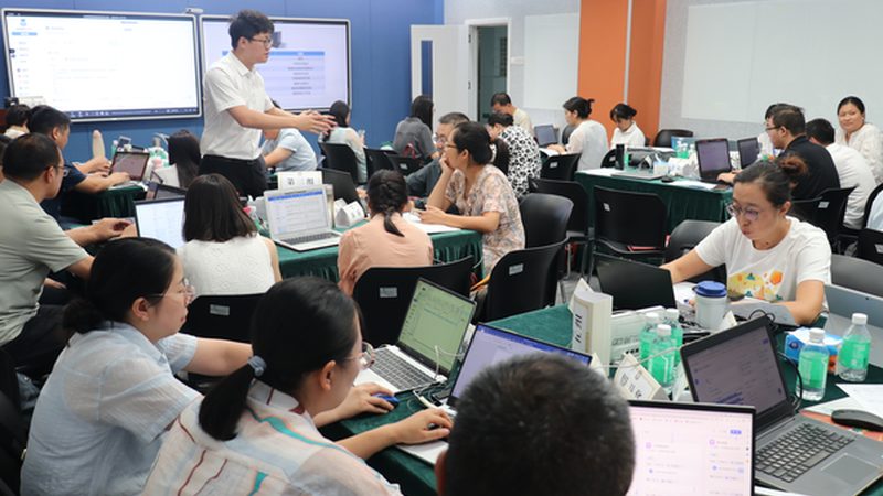 成人高考专升本毕业时间通常为2.5-3年。具体毕业时间取决于以下因素：